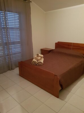 2 bedrooms, iron/ironing board, internet, bed sheets