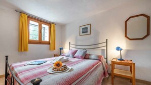 2 chambres, fer et planche à repasser, draps fournis