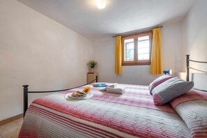 3 bedrooms, iron/ironing board, bed sheets