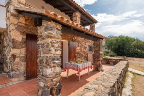 Outdoor dining - TRILO CARIBBEAN: comfortable three-room apartment in a villa near the sea (Pittulongu)