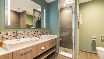 Deluxe Triple Room (Upper Floor) | Bathroom | Shower, rainfall showerhead, designer toiletries, hair dryer