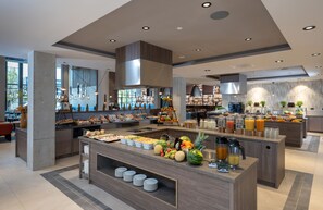 Se ofrece un desayuno bufé todos los días (27.50 EUR por persona)