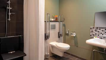 Un baño moderno con ducha, inodoro y lavamanos.