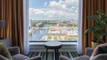 Een minibar, een kluis op de kamer, een bureau, een laptopwerkplek