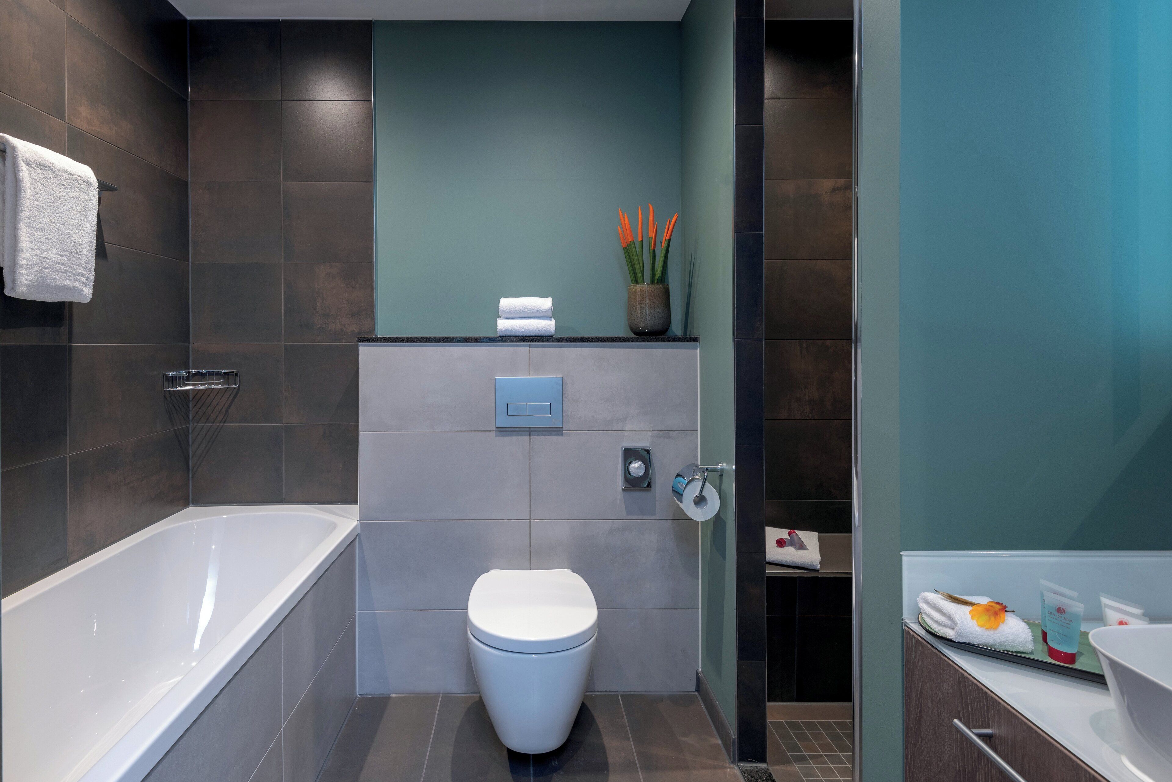 Un baño moderno con bañera, inodoro y lavabo.