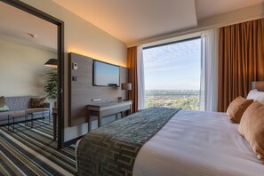 Minibar, in-room safe, desk, laptop workspace - Leonardo Royal Hotel Amsterdam (Amsterdam)