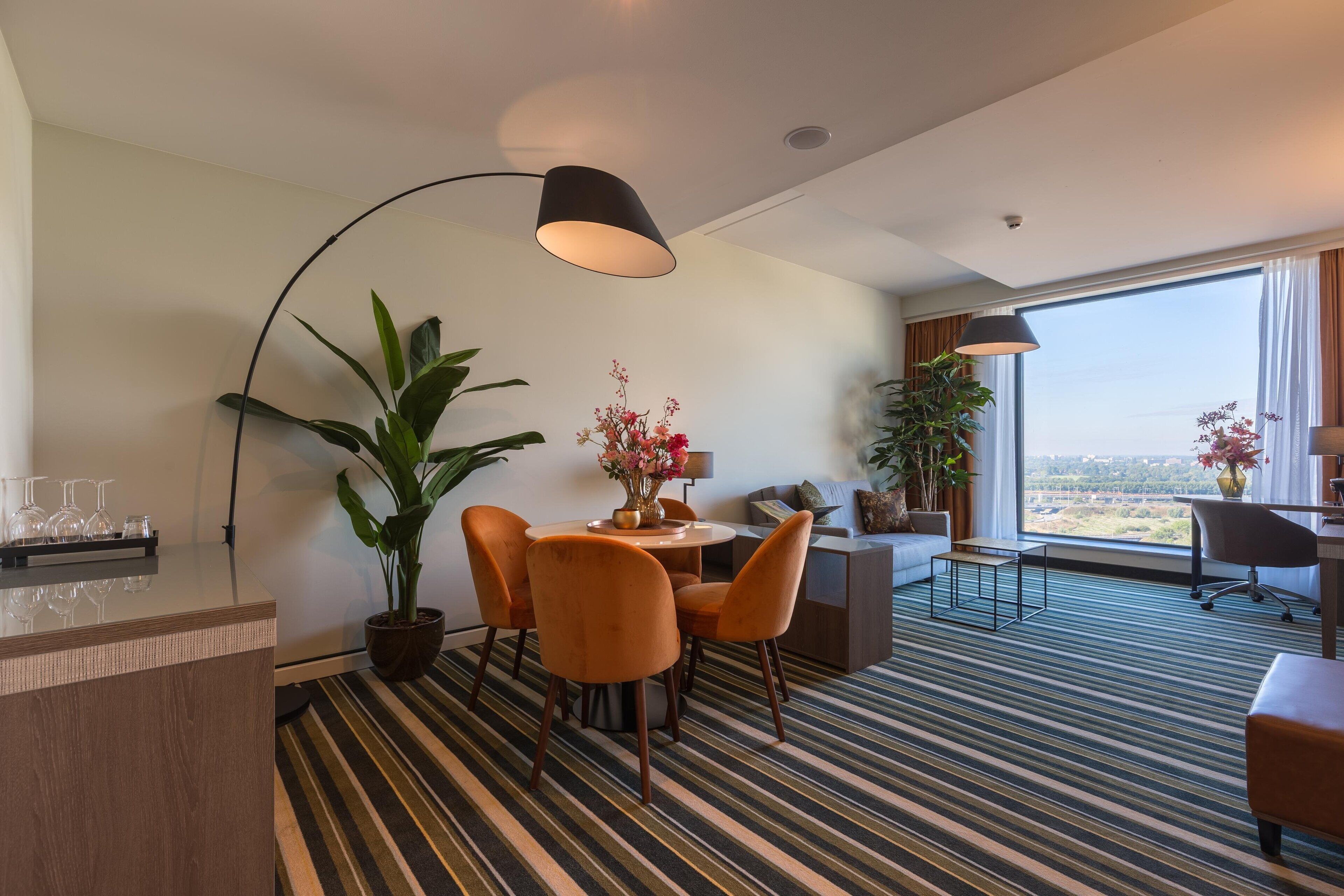 Suite junior | Minibar, caja de seguridad en la habitación y escritorio 