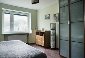 1 habitación, tabla de planchar con plancha, wifi gratis y ropa de cama 