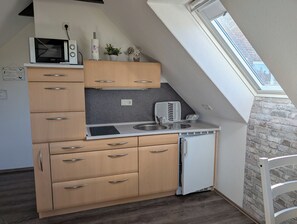 Kühlschrank, Mikrowelle, Herdplatte, Wasserkocher mit Kaffee-/Teezubehör