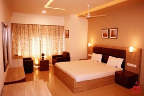 Desk, blackout curtains, soundproofing, iron/ironing board - Alhind Calicut Tower (Kozhikode)