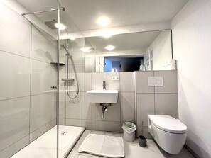 Een douche, een haardroger, handdoeken, zeep