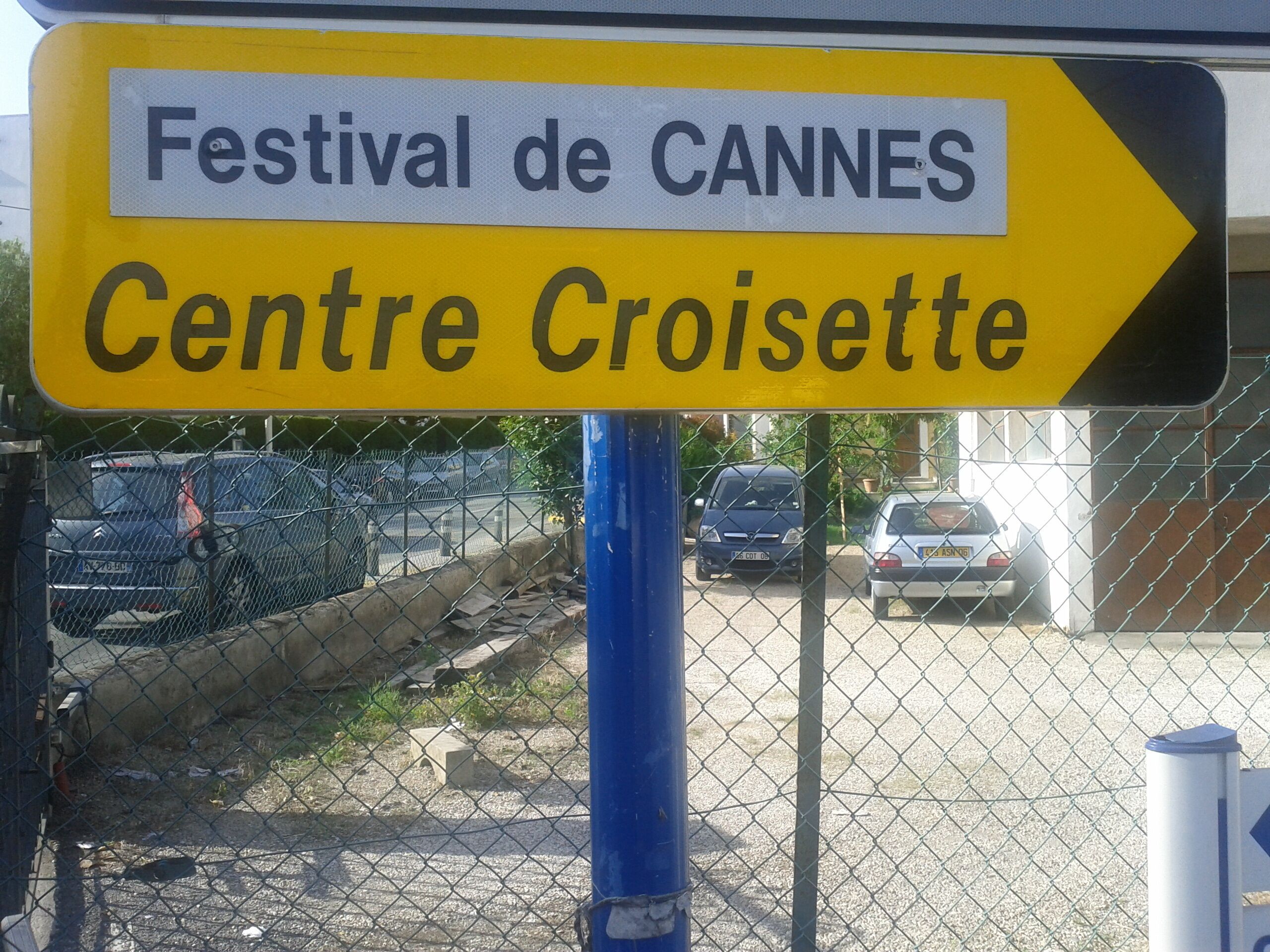 Un panneau indicateur pour le Festival de Cannes, pointant vers le Centre Croisette.