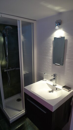 Dusche, kostenlose Toilettenartikel, Haartrockner, Handtücher