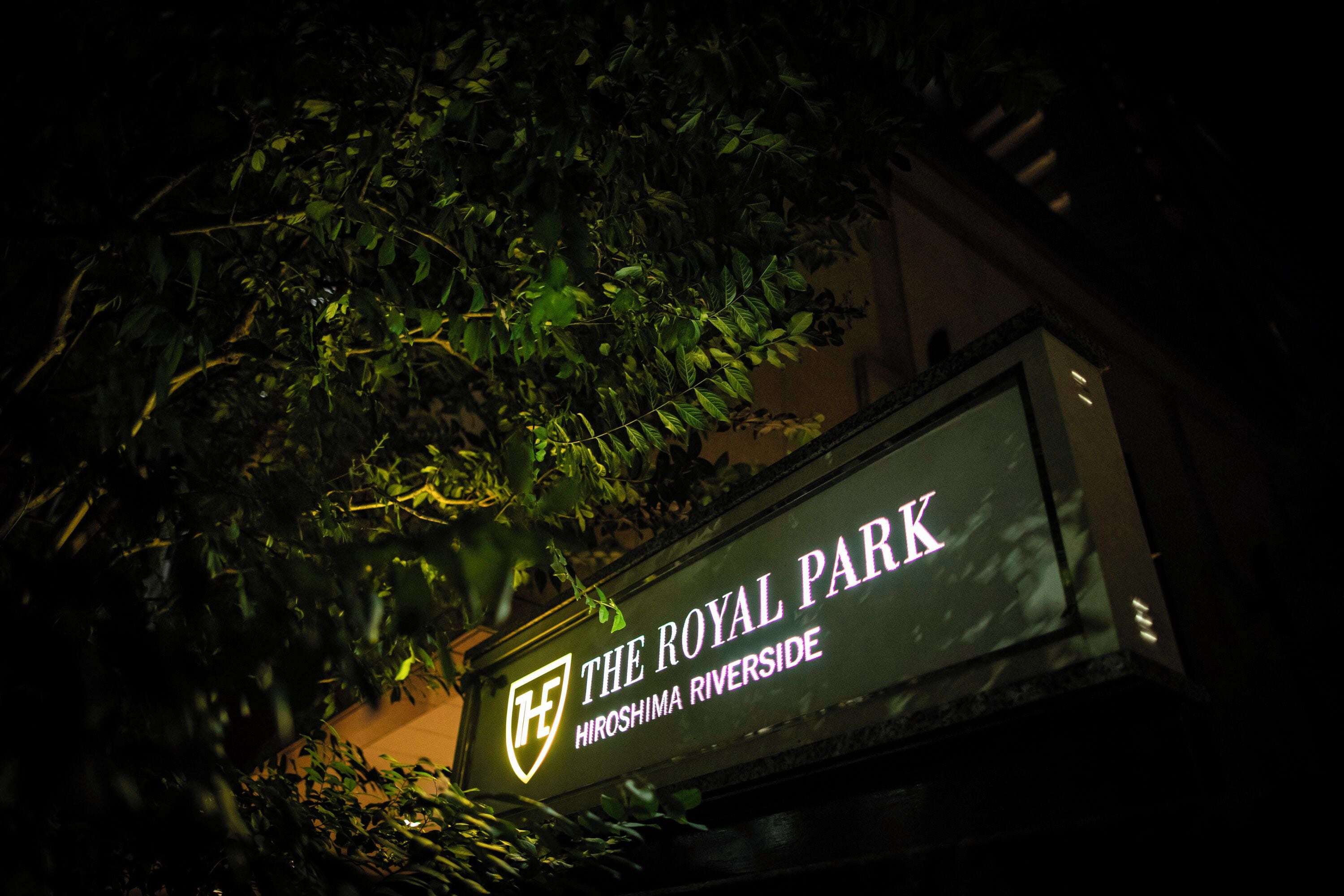 Een bord met 'The Royal Park', inclusief een logo, dat een locatie of gebouw aanduidt.