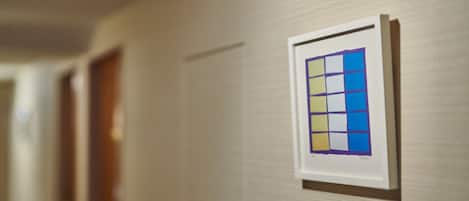 Un couloir orné d’un tableau encadré au mur.