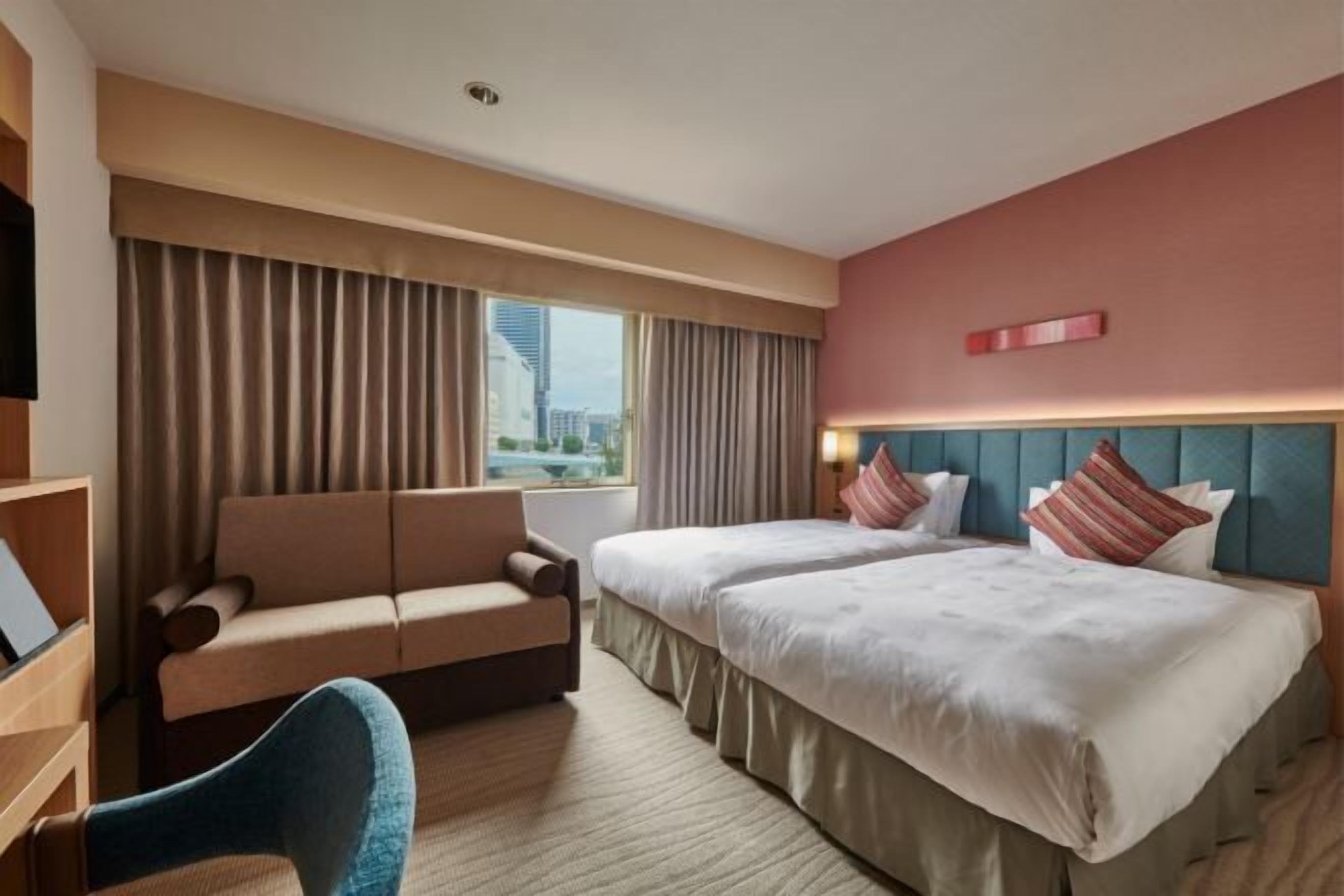 Cubrecamas, caja de seguridad en la habitación y escritorio 