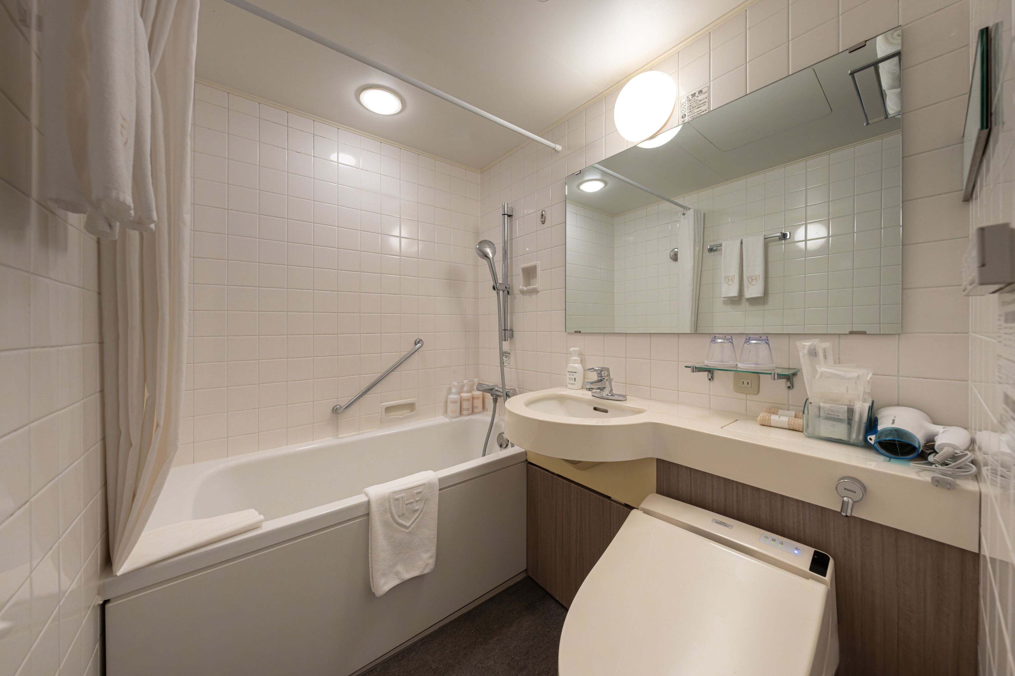 superior twin room, non smoking (23.7㎡) | bathroom | combined shower/bathtub, free toiletries, hair dryer, slippers