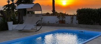 Swimming pool with sea view, great location between Palermo & Trapani,