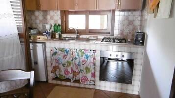 KĂŒhlschrank, Ofen, Herdplatte, Wasserkocher mit Kaffee-/Teezubehör