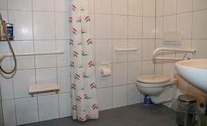 Badkar, hårtork, handdukar och tvål