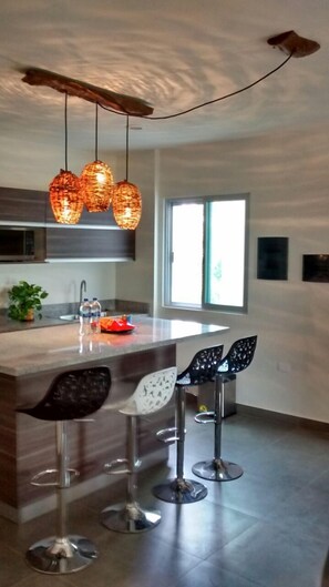 Refrigerador, microondas, parrilla de estufa y cafetera y tetera 