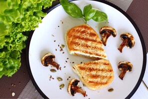 Morgenmad tilberedt efter bestilling hver dag mod et gebyr