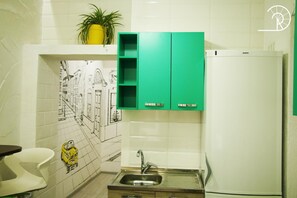 Refrigerador con freezer, microondas, placa de cocina, plancha de cocina