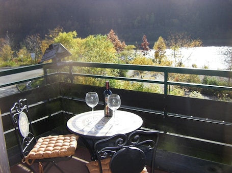 Outdoor dining. beautifully furnished apartment right on the lake Hillebachstausee