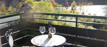 beautifully furnished apartment right on the lake Hillebachstausee