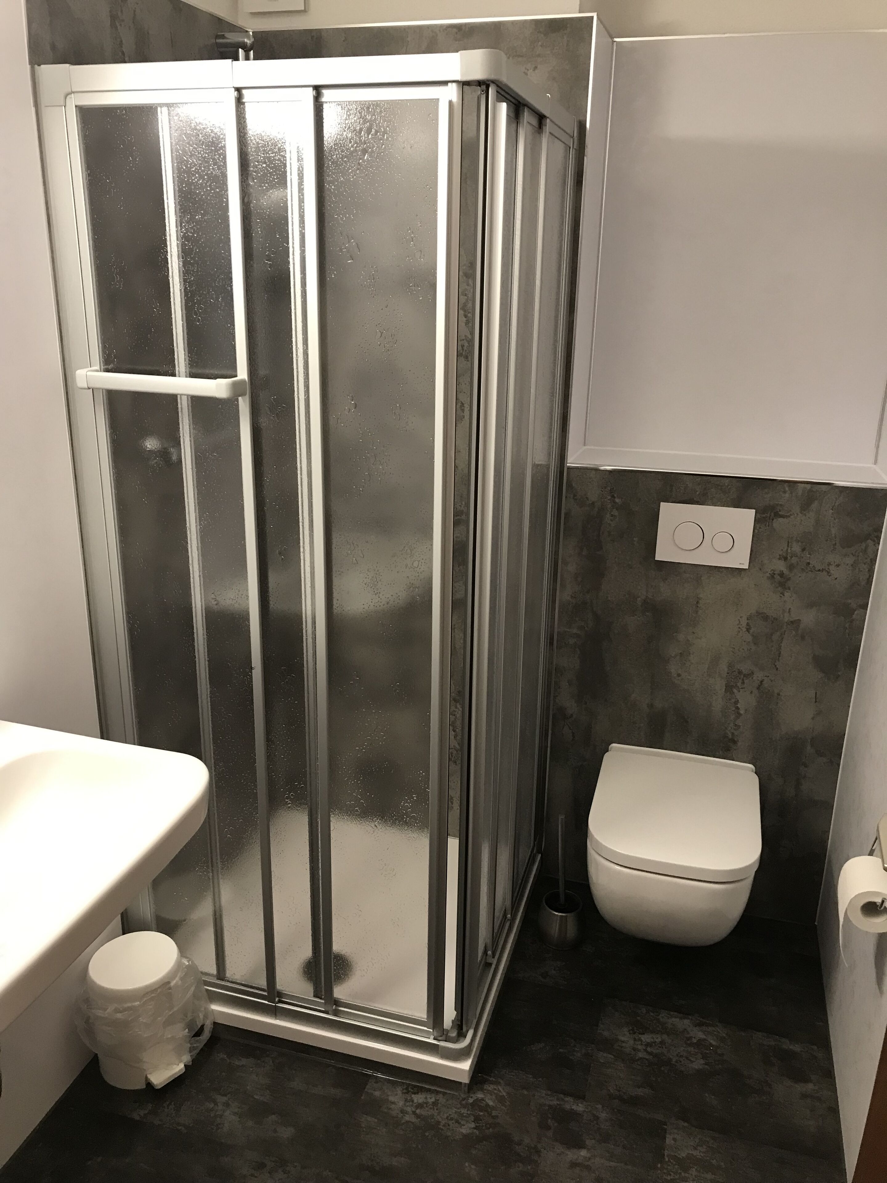 Regadera, secadora de cabello, jabón, papel de baño 