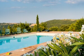 Hồ bơi ngoài trời phục vụ theo mùa