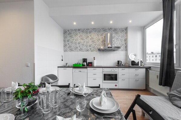 Réfrigérateur, micro-ondes, four, plaque de cuisson