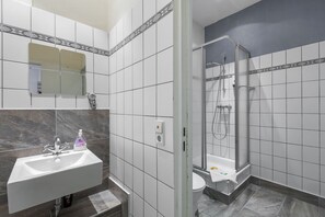 Douche, sèche-cheveux, serviettes fournies, shampoing