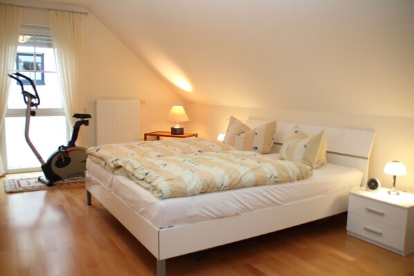 2 bedrooms, travel crib, free WiFi, bed sheets