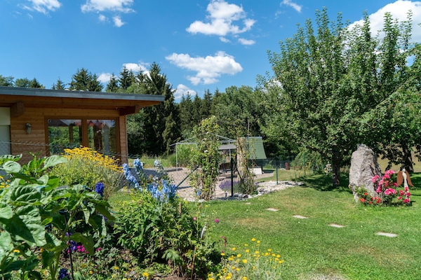 Garten mit Saunahaus und Liegewiese