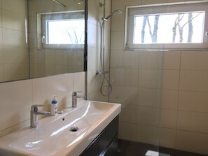 Shower, hair dryer, towels, soap - Holiday house with large garden (Sankt Vith)