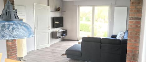 Smart-tv, tafelvoetbal, een tafeltennistafel en boeken