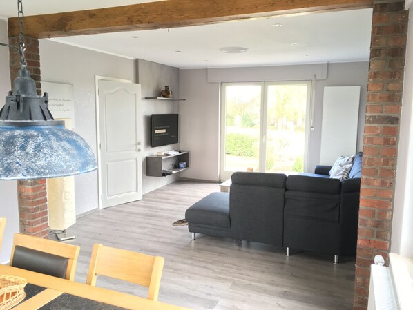 Téléviseur connecté, table de baby-foot, table de ping-pong, livres