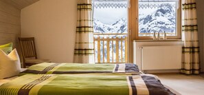 2 chambres, coffres-forts dans les chambres, fer et planche à repasser