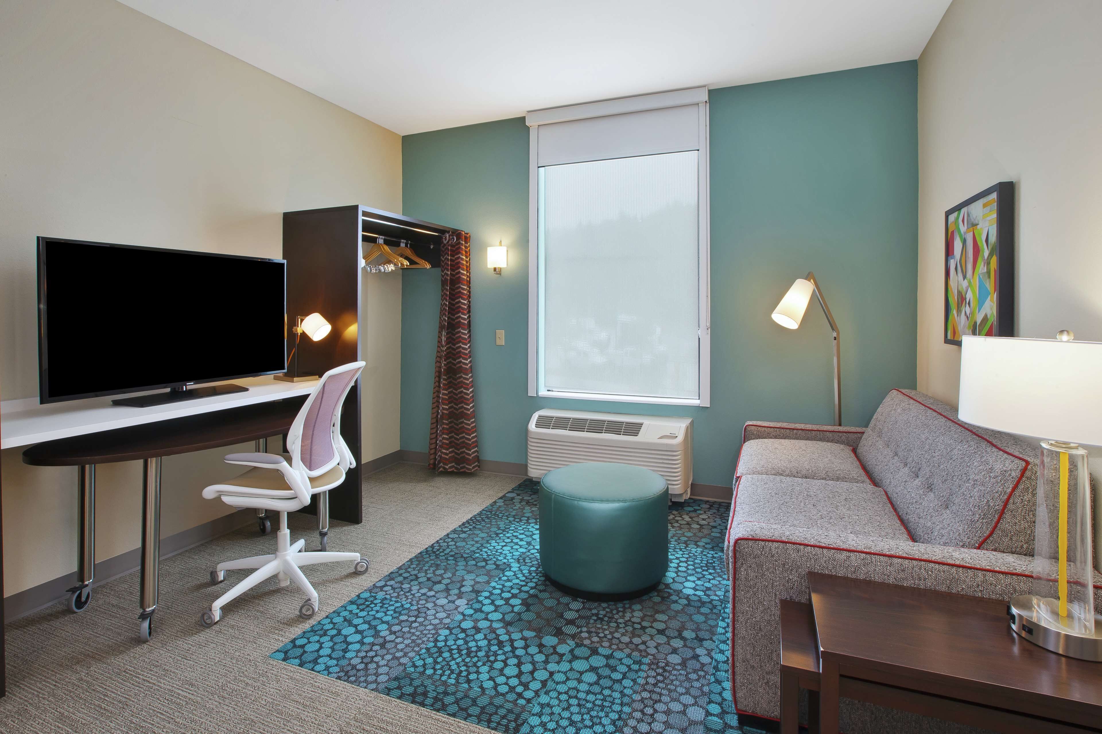 suite, 1 bedroom, non smoking | premium bedding, pillow-top beds, minibar, desk