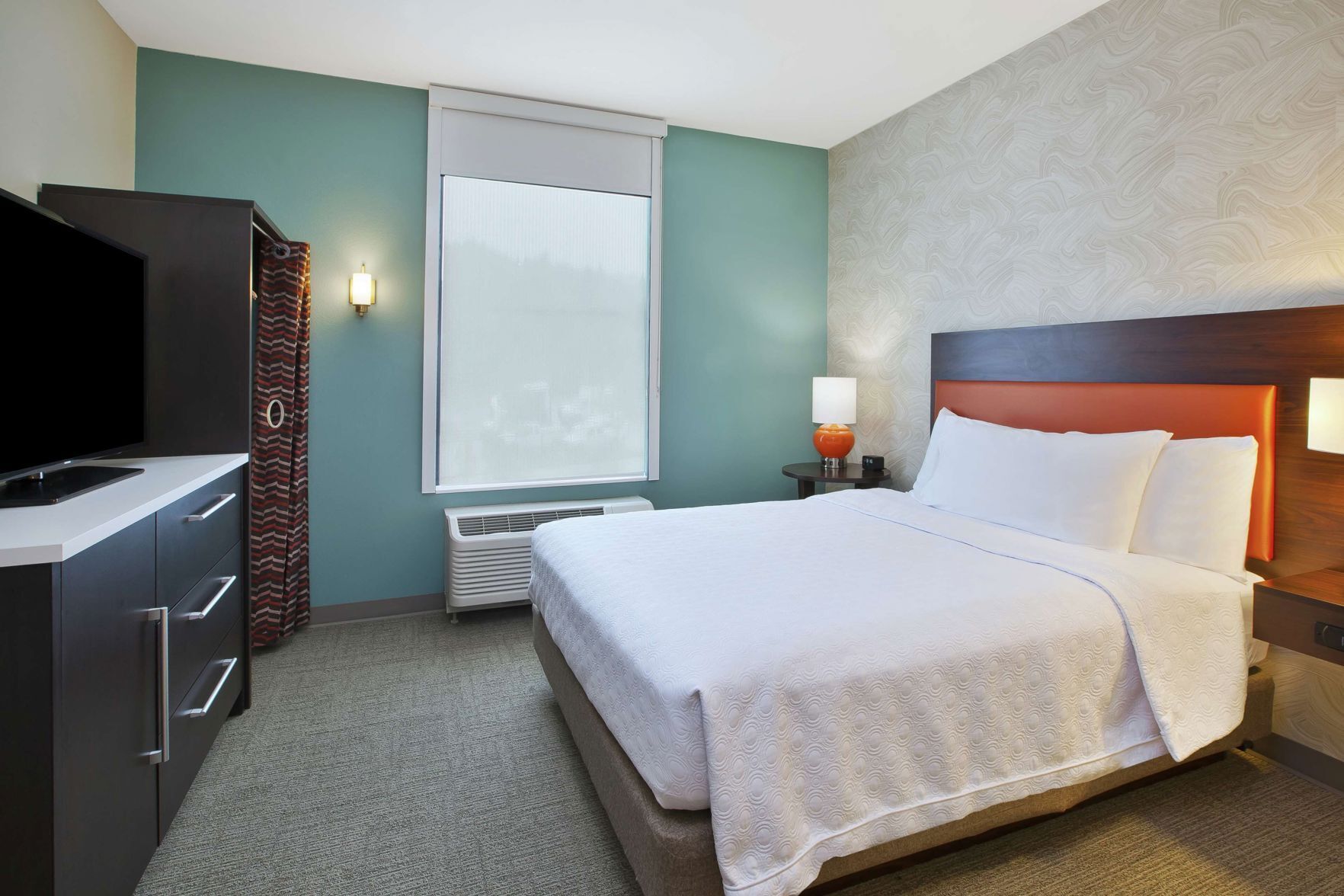Luxe beddengoed, pillowtop-bedden, een minibar, een bureau