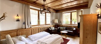 Fritidshus med jaktatmosfär med pool, trädgård, husdjur tillåtna