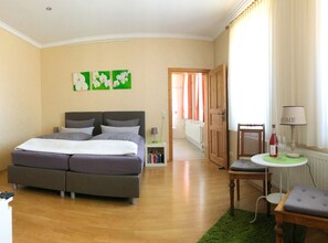 4 Schlafzimmer, Schreibtisch, Bügeleisen/Bügelbrett, kostenloses WLAN