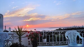 Property grounds - Ferragudo, dream location, apartment with sea views and plenty of space, 100 sqm terrace (Ferragudo)
