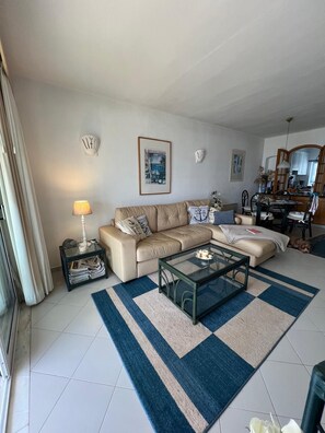 Smart TV, DVD player, books, music library - Ferragudo, dream location, apartment with sea views and plenty of space, 100 sqm terrace (Ferragudo)