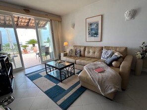Smart TV, DVD player, books, music library - Ferragudo, dream location, apartment with sea views and plenty of space, 100 sqm terrace (Ferragudo)