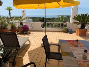 Outdoor dining - Ferragudo, dream location, apartment with sea views and plenty of space, 100 sqm terrace (Ferragudo)
