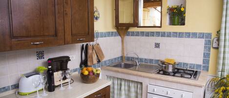 Fridge, stovetop, coffee/tea maker, electric kettle