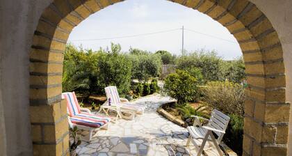 Casa Santo entourée d'olive du jardin, proche Palerme et Trapani