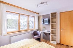 2 bedrooms, in-room safe, iron/ironing board, WiFi - New, free WiFi, garden, lawn, playground, beautiful mountain backdrop,  (Schröcken)
